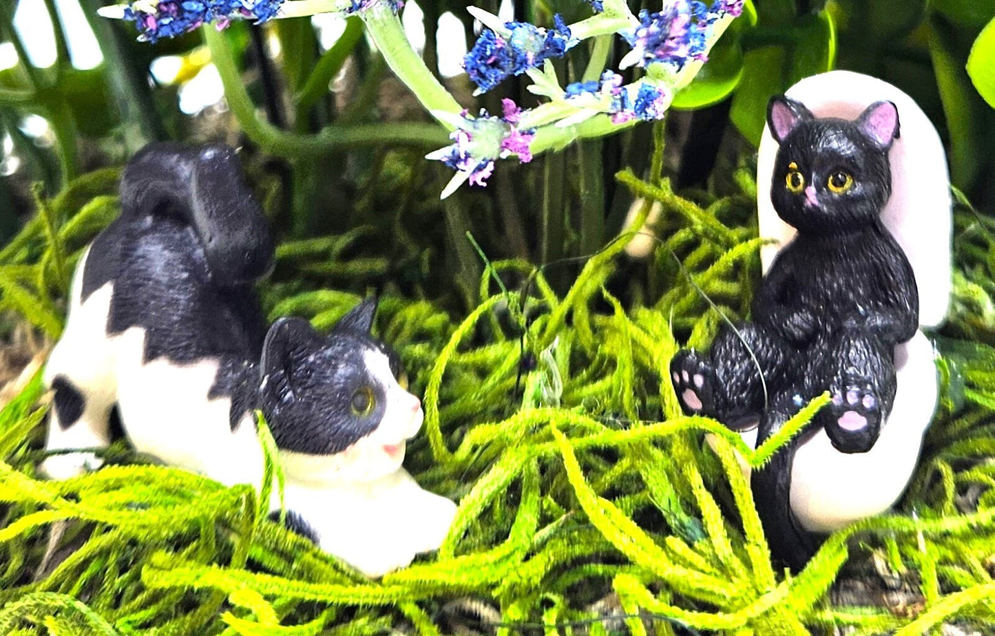 Cat Lover Flower Arrangement, Whimsical Potty Trained Cat Floral Arrangement - Unique Cat Lover Decor, Potty Train Your Cat Centerpiece